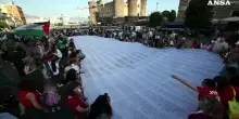 A Napoli in corteo un lungo sudario con i nomi di bimbi morti in Palestina