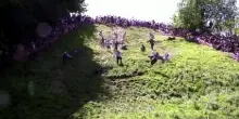 La folle gara di rotolamento del formaggio nel Regno Unito