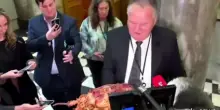 Ministro Pesca neozelandese porta aragosta viva: contro ambientalisti