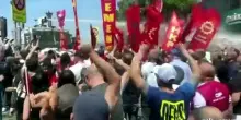 Turchia, cannoni ad acqua contro la protesta delle opposizioni