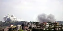 Raid israeliani in Libano, una densa colonna di fumo su Nabatieh