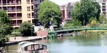 Caldo a Milano, bagno nel Naviglio della Darsena per cercare refrigerio