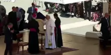 Il Papa conforta un partecipante all'udienza generale colto da malore