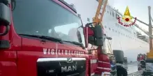 Napoli, incendio su una motonave in manutenzione in porto
