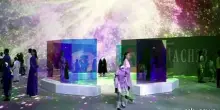 A Seul robot umanoidi e modelle sfilano insieme in passerella