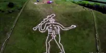 GB, volontari al lavoro per restaurare il gigante nudo di Cerne Abbas