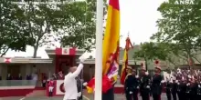 Spagna, alla festa delle Forze armate la bandiera cade davanti al re