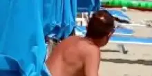 Muore in mare davanti a moglie e figlia: il video del soccorso