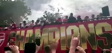 I giocatori dell'Arsenal in trionfo per la vittoria della Premier League