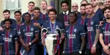 Champions League, i giocatori del Psg all'Eliseo con la Coppa