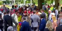 Mattarella incontra i visitatori dei giardini del Quirinale