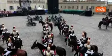 Carabinieri a cavallo formano la scritta 'R 80' al cambio della Guardia al Quirinale
