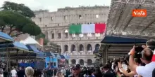 Vigili del Fuoco srotolano gigantesca bandiera dell'Italia per la Festa del 2 giugno
