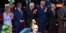 2 giugno, Bocelli saluta le Autorit&agrave; e con un bacio Meloni dopo aver cantato l&rsquo;Inno di Mameli