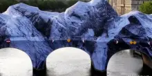 Parigi, il Pont Neuf si trasforma in una gigantesca caverna