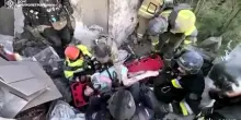 Raid russo su Dnipro, un sopravvissuto estratto dalle macerie