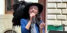 Festa del 2 giugno: Arisa intona l'Inno di Mameli con cappello da bersagliera e Tricolore