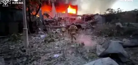 Fiamme e macerie: le conseguenze del violento raid russo su Kiev