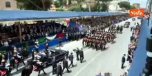 Mattarella va via a termine della Parata, sale sulla Lancia Flaminia e saluta con la mano