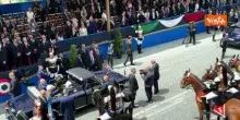 Mattarella va via a termine della Parata, sale sulla Lancia Flaminia e saluta con la mano