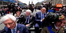 Mattarella sale a bordo della Lancia Flaminia e va via dai Fori Imperiali al termine Parata 2 giugno