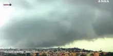 Tornado si abbatte su Roma, alberi caduti e auto danneggiate