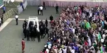 Attivisti Peta protestano contro la corrida all'udienza generale di Papa Leone