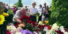 Fiori sulla tomba di Alexei Navalny per il cinquantesimo compleanno