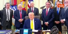 Trump mostra immagini piscina Lincoln Memorial: Acqua pi&ugrave; pulita del mondo