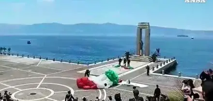 Reggio Calabria, festa dell'Arma: l'atterraggio dei paracadutisti