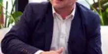 "Roberto Serra: Il 'Profes&aring;ur' del Dialetto Bolognese che Conquista i Social e le Piazze"