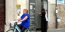 Federica Balconi guastafeste nella vetrina di Platea
