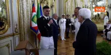 Mattarella riceve in dono un inclinometro a bolla all'incontro con la Marina Militare al Quirinale