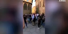 Sostenitori acclamano neo sindaco Arezzo Comanducci: "Chi non salta comunista e'"