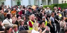 In migliaia manifestano a Bruxelles contro violenze polizia a studenti