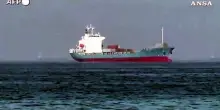 Navi ferme al largo degli Emirati, cresce la tensione nello Stretto di Hormuz