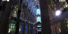 Il Papa alla Sagrada Familia, spettacolo di luci su Barcellona