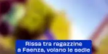 Rissa tra ragazzine a Faenza, volano le sedie, il video