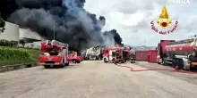 Vasto incendio in azienda nell'Anconetano, nube di fumo visibile da chilometri