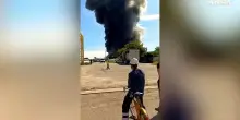 Mantova, in fiamme un magazzino di materiale plastico: evacuati gli operai