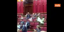 Ovazione a Meloni che replica sulle ginocchiere, ma i vannacciani e il centrosinistra non applaudono