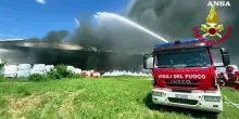 Brucia magazzino di materiale plastico a Mantova, circoscritte le fiamme