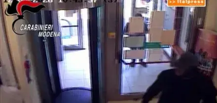Tentata rapina in banca a Sassuolo, arrestati tre uomini travestiti