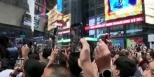 Folla a Times Square, le azioni di SpaceX infiammano Wall Street