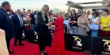 Helen Mirren incanta il Taormina Film Festival: una fan si commuove