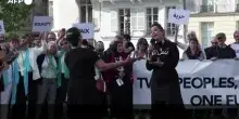 Noa e Mira Awad cantano a Parigi per la pace tra Israele e Palestina