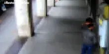 Rapina in centro a Bologna, vicino a un bancomat: video