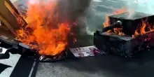 Corteo movimenti, bruciati ruspa e carro armato di cartone davanti al Mit