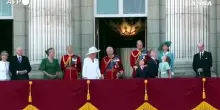 La famiglia reale britannica osserva le Frecce Rosse per il compleanno di re Carlo