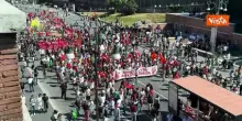 La manifestazione Antifascista in via dei Fori Imperiali a Roma vista dall&rsquo;alto